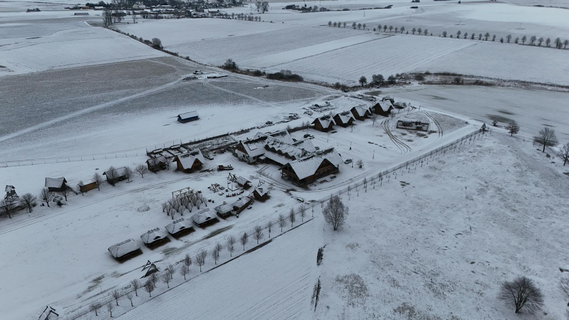 Zimowa Suwalszczyzna z lotu ptaka, ośnieżona wieś i drewniane domy
