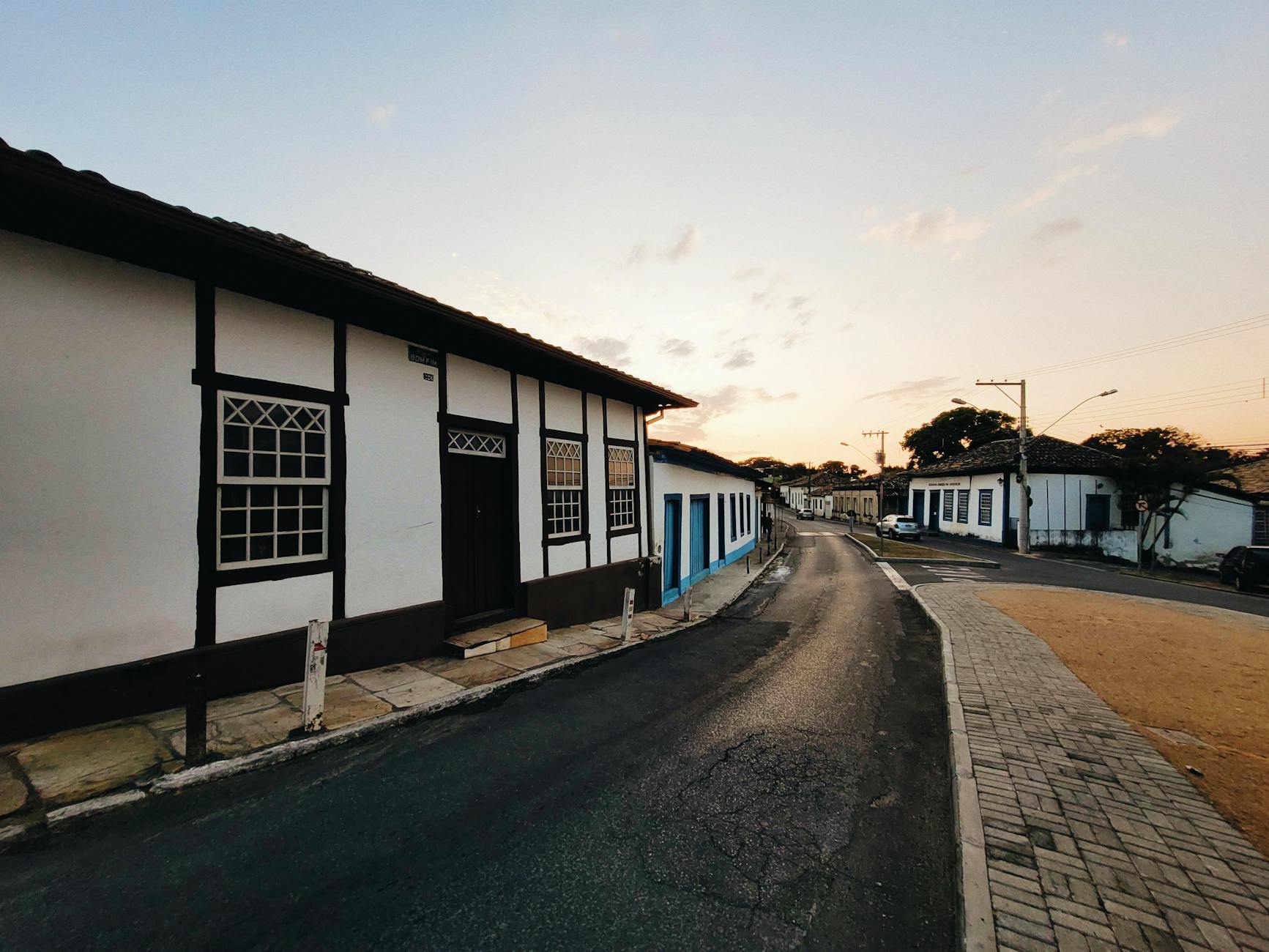 Kolonialna uliczka w Minas Gerais o zachodzie słońca