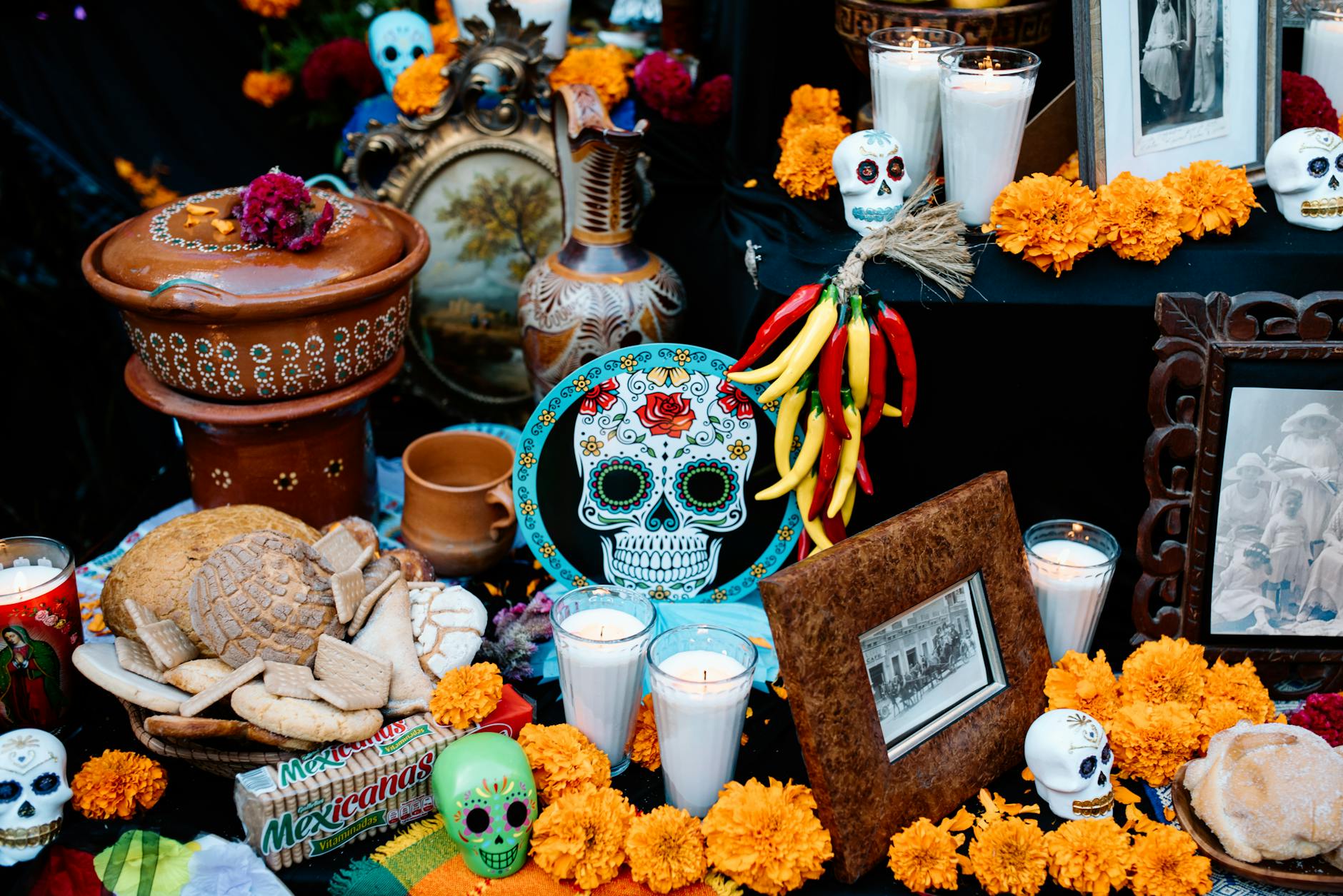 Kolorowy ołtarz Día de Muertos z ofiarami w Guadalajara