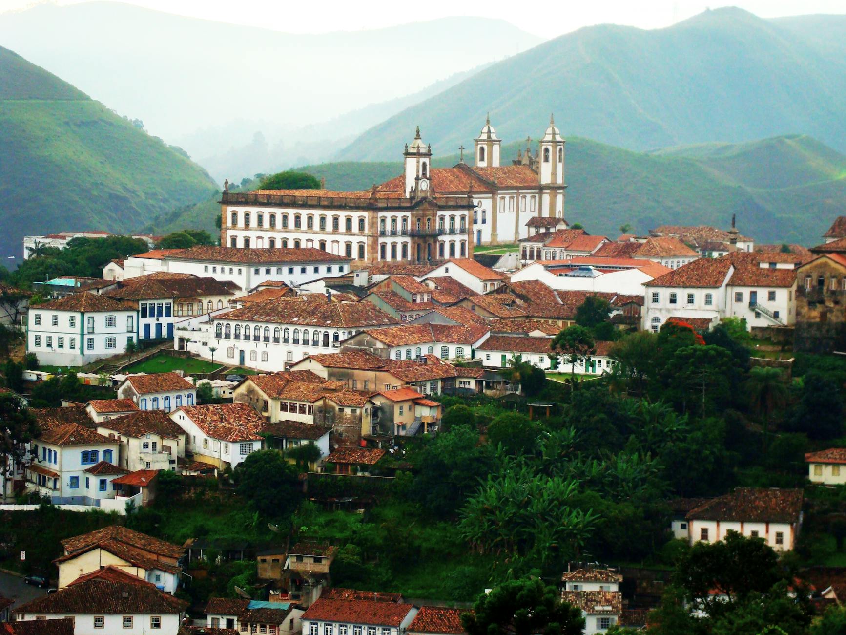 Panorama kolonialnej zabudowy Ouro Preto wśród zielonych wzgórz