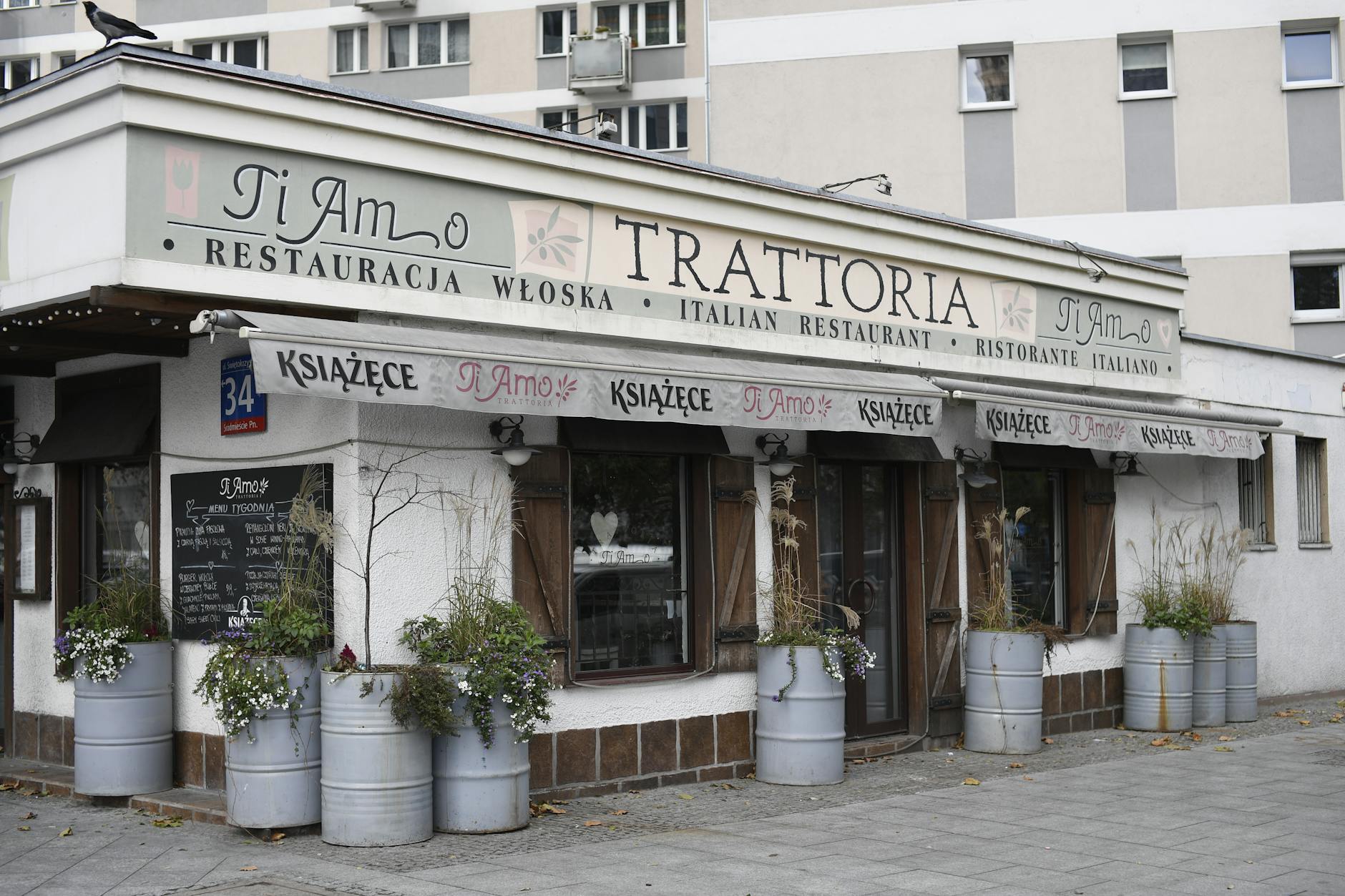 Przytulna włoska restauracja przy ulicy w centrum Warszawy Przytulna włoska restauracja przy ulicy w centrum Warszawy