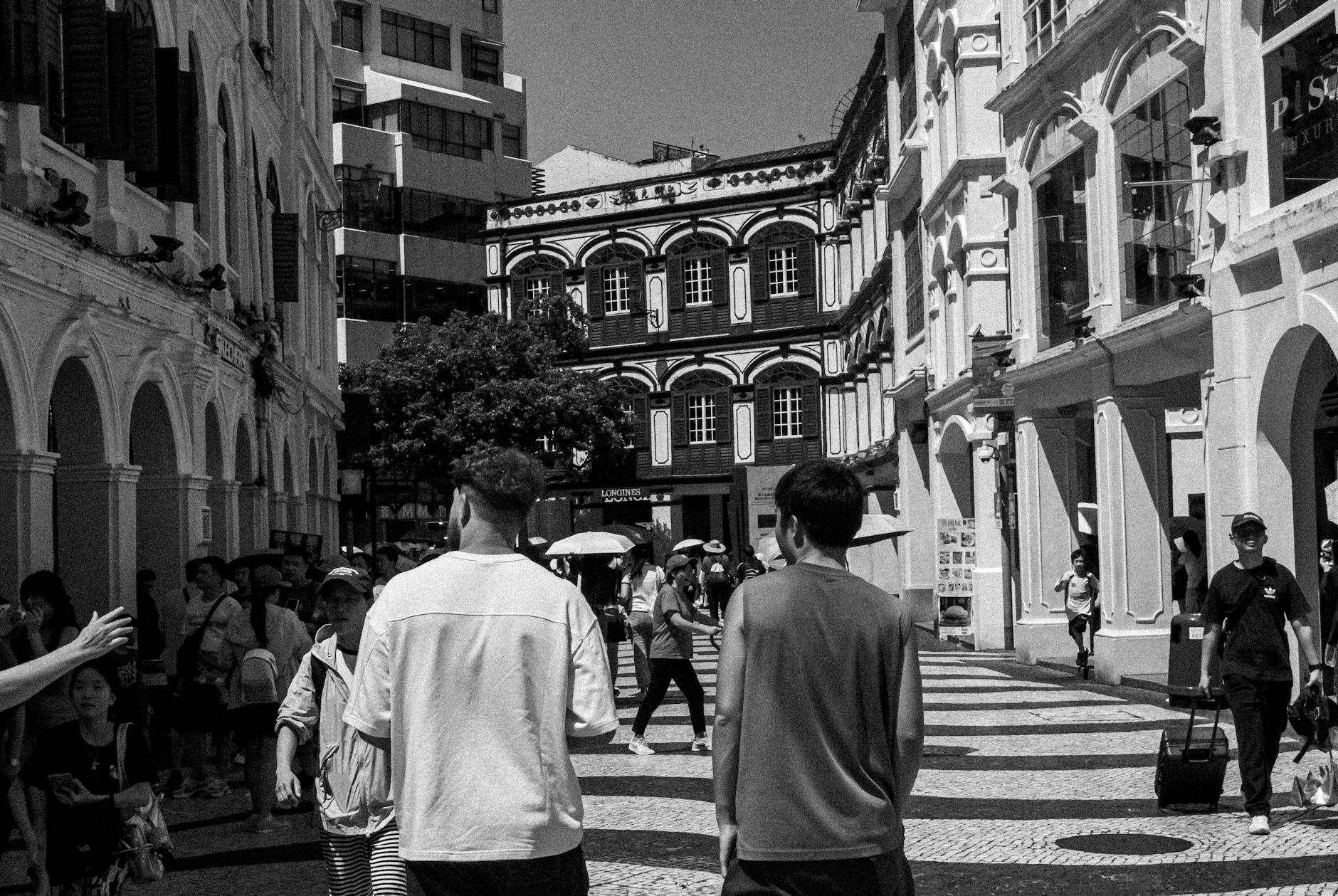 Tłoczna ulica Makau z kolonialnymi kamienicami