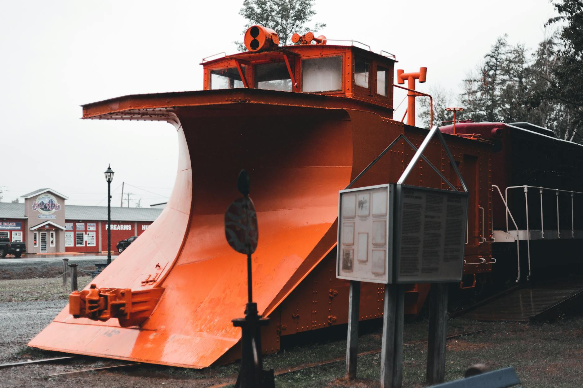 Zabytkowy pług śnieżny na ekspozycji w Lewisporte Train Park