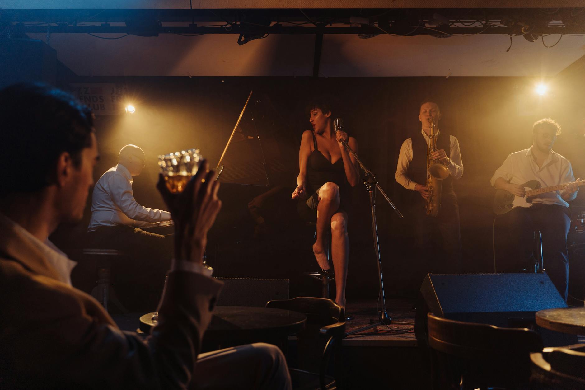 Zespół jazzowy z wokalistką występuje na żywo w kameralnym barze