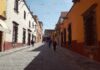 Najczęstsze błędy turystów w Meksyku: 10 rzeczy, których lepiej unikać Brukowana ulica i kolorowa architektura w San Miguel de Allende w Meksyku