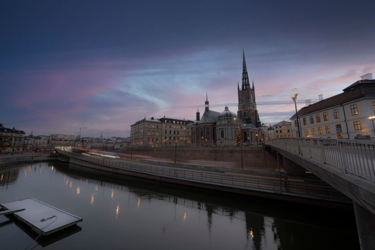 Kościół Riddarholmen o zmierzchu nad spokojną wodą w Sztokholmie