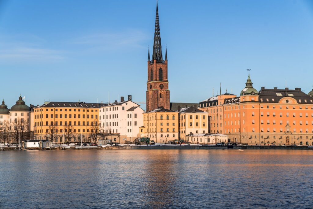 Nabrzeże w Sztokholmie z zabytkową architekturą nad spokojną wodą