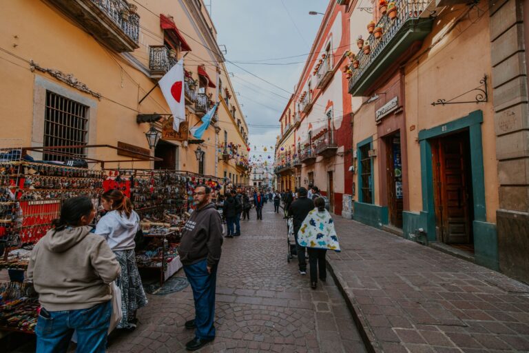 Tętniący życiem targ uliczny w Guanajuato w Meksyku