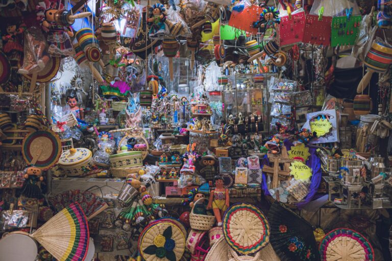 Tradycyjne meksykańskie rękodzieło na straganie w Guanajuato